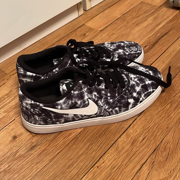 Nike Tie-dye Sneakers - Picture 1 of 5